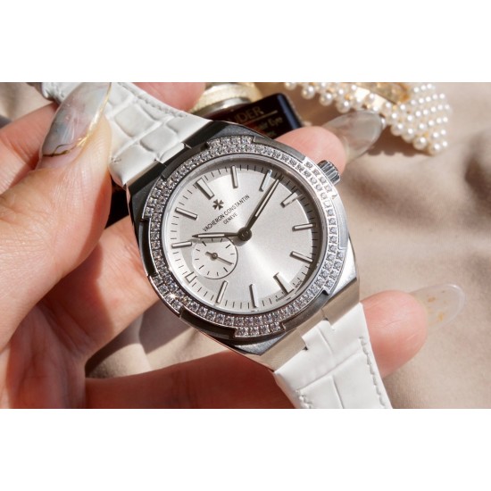 Vacheron Constantin江诗丹顿纵横四海系列OVERSEAS女款小号型2300v/2305v【表壳】表径3610.8mm 同步原装 质感细腻大方 蓝宝石镜面【字面】表盘经旭日纹缎面拉丝工艺处理 深邃优雅 18k金时标均带白色夜光涂层【机芯】CITIZEN8系列改Cal.5300机芯(机芯稳定零返修 )后原装18k纳米镀金质摆陀【表带扣】半马其他十字三片折叠式表扣 进口牛皮表带越欣赏 越懂欣赏 Vacheron Constantin江诗丹顿纵横四海系列OVERSEAS女款小号型2300v/2305v【表壳】表径3610.8mm 同步原装 质感细腻大方 蓝宝石镜面【字面】表盘经旭日纹缎面拉丝工艺处理 深邃优雅 18k金时标均带白色夜光涂层【机芯】CITIZEN8系列改Cal.5300机芯(机芯稳定零返修 )后原装18k纳米镀金质摆陀【表带扣】半马其他十字三片折叠式表扣 进口牛皮表带越欣赏 越懂欣赏