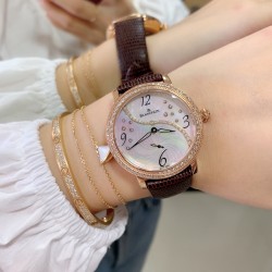 实拍 AW厂 Blancpain-宝珀女装系列复杂功能腕表共镶有152颗美钻。其中的108颗钻石镶嵌于36.8毫米的红金表壳之上。钻石紧密交织为两圈，错落有致，与品牌的标志性双层表圈设计相互呼应。表冠上亦镶有精致美钻，尽现腕表的华美雅致。