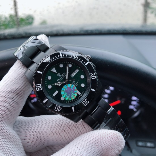 SJ出品 【品牌】劳力士--ROLEX 【类型】男士腕表 Y8【机芯】全自动机械机芯【材质】316L精钢表壳【表镜】矿物强化玻璃镜面【皮质】胶带/钢带(可选)【尺寸】直径40mm 厚度12mm【特性】潜航者系列,专门为潜水爱好者所设计的产品,时尚硬朗,个性独特 三杰精致推荐男士机械腕表 SJ为你精心挑选超真实实物图拍摄 SJ出品 【品牌】劳力士--ROLEX 【类型】男士腕表 Y8【机芯】全自动机械机芯【材质】316L精钢表壳【表镜】矿物强化玻璃镜面【皮质】胶带/钢带(可选)【尺寸】直径40mm 厚度12mm【特性】潜航者系列,专门为潜水爱好者所设计的产品,时尚硬朗,个性独特 三杰精致推荐男士机械腕表 SJ为你精心挑选超真实实物图拍摄