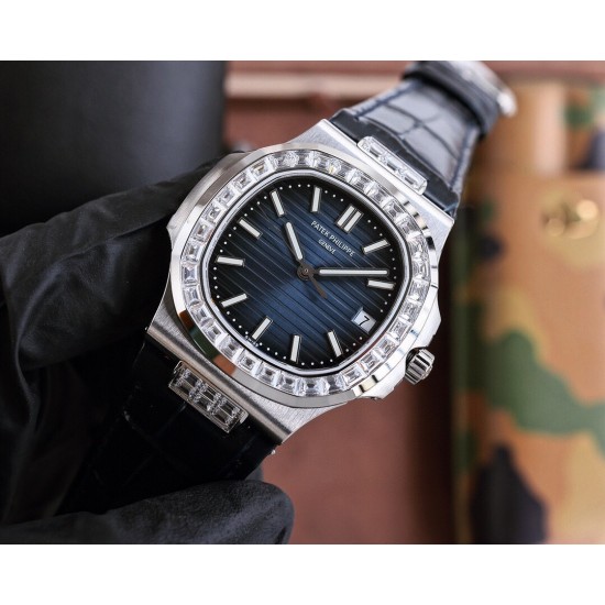 百达翡丽 运动优雅鹦鹉螺!表径40MM,极具奢华的镶施华洛世奇水钻,鹦鹉螺经典的圆润饱满的八角形外形搭配方形水钻更显高贵格调,成就了鹦鹉螺优雅而不失阳刚的经典运动款式。方钻表盘与表壳相呼应,浑然一体,经典的大三针悬于水钻之上,指针转动仿似流水不息、波涛汹涌,把动静之美皆呈现在精巧表盘之上。机芯百达翡丽324机芯,拥有极佳的稳定性,更将手表厚度控制到极致,佩戴更加舒适。 百达翡丽 运动优雅鹦鹉螺!表径40MM,极具奢华的镶施华洛世奇水钻,鹦鹉螺经典的圆润饱满的八角形外形搭配方形水钻更显高贵格调,成就了鹦鹉螺优雅而不失阳刚的经典运动款式。方钻表盘与表壳相呼应,浑然一体,经典的大三针悬于水钻之上,指针转动仿似流水不息、波涛汹涌,把动静之美皆呈现在精巧表盘之上。机芯百达翡丽324机芯,拥有极佳的稳定性,更将手表厚度控制到极致,佩戴更加舒适。
