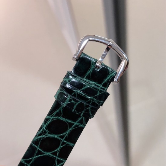 实拍 最新新款 推出限量版卡地亚Diagonale 系列腕表!红色或黑色珐琅线条与密镶钻石构成的鲜明对比!今年卡地亚绝对不是中规中矩的,而且在经典系列的基础上做了珠宝化的设计,此款腕表带着中国风情红色回归! 实拍 最新新款 推出限量版卡地亚Diagonale 系列腕表!红色或黑色珐琅线条与密镶钻石构成的鲜明对比!今年卡地亚绝对不是中规中矩的,而且在经典系列的基础上做了珠宝化的设计,此款腕表带着中国风情红色回归!