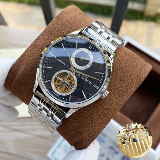 积家 Jaeger Lecoultre 精品男士腕表,多功能设计,技艺精湛,独具匠心,尊贵大气,绅士风范。采用全自动机械机芯,顶级316精钢表壳,进口小牛皮表带,矿物质超强镜面,尺寸43*13 积家 Jaeger Lecoultre 精品男士腕表,多功能设计,技艺精湛,独具匠心,尊贵大气,绅士风范。采用全自动机械机芯,顶级316精钢表壳,进口小牛皮表带,矿物质超强镜面,尺寸43*13