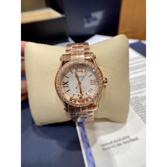 《YF出品》萧邦Happy Diamonds系列在女士腕表当中非常具有标志性,这款腕表拥有36和30毫米的腕表直径,对于大部分女士来说这个尺寸刚刚好。极具标志性的表壳设计搭配银色表盘,盘面上转动的钻石是萧邦Happy Diamonds最大的亮点设计所在。腕表搭载了自动上链机芯,能够为腕表提供42个小时的动力储存。。。YF臻品(2021新鲜上市):萧邦HAPPY DIAMONDS系列274893-5003腕表(精钢-玫瑰金-白色贝壳表盘,7颗彩色活动钻石,2892-2全自动机械,36毫米) 《YF出品》萧邦Happy Diamonds系列在女士腕表当中非常具有标志性,这款腕表拥有36和30毫米的腕表直径,对于大部分女士来说这个尺寸刚刚好。极具标志性的表壳设计搭配银色表盘,盘面上转动的钻石是萧邦Happy Diamonds最大的亮点设计所在。腕表搭载了自动上链机芯,能够为腕表提供42个小时的动力储存。。。YF臻品(2021新鲜上市):萧邦HAPPY DIAMONDS系列274893-5003腕表(精钢-玫瑰金-白色贝壳表盘,7颗彩色活动钻石,2892-2全自动机械,36毫米)