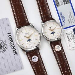 【赵丽颖同款】Longines浪琴 名匠系列情侣‍‍腕表。全新浪琴名匠月相腕表系列。 诠释女性高贵典雅。精钢表壳直径：34毫米尺寸。官方一致6字位月相1-31日期显示功能。进口石英机芯。三码合一。采用进口头层牛皮、原装蝴蝶扣。珍珠母贝表盘在女表中是运用较多的元素，浪琴为其搭配了12颗钻石时标，将女性魅力发挥到极致。盘面6点钟位置的小表盘显示月相和日期，兼顾实用性和浪漫感，精巧别致。字表盘扫描打版，颜色、“麦粒”格纹深浅、内影字体大小粗细与正品完全一致。 三码合一认准编号