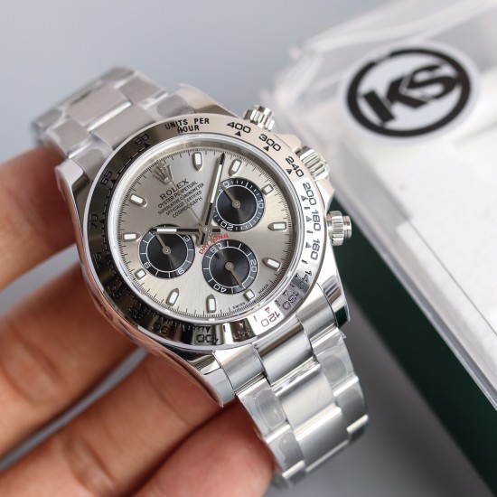 顶级做工KS出品:劳力士 恒动宇宙计时型迪通拿 【尺寸】40MM【表镜】抗刮损蓝水晶玻璃 防反光凸透式放大日历窗【表壳】上链表冠,旋入式三扣锁三重防水系统【机芯】采用7750机芯,高效精准稳定【表带】腕表搭配折叠式表扣,且表扣具有微调装置,可以调到非常的贴合手腕 折叠扣 超强夜光 防水大于100米 顶级做工KS出品:劳力士 恒动宇宙计时型迪通拿 【尺寸】40MM【表镜】抗刮损蓝水晶玻璃 防反光凸透式放大日历窗【表壳】上链表冠,旋入式三扣锁三重防水系统【机芯】采用7750机芯,高效精准稳定【表带】腕表搭配折叠式表扣,且表扣具有微调装置,可以调到非常的贴合手腕 折叠扣 超强夜光 防水大于100米