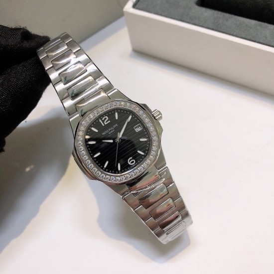 实拍 百达翡丽 鹦鹉系列机芯,瑞士石英女款.直径:32.5mm镜面:顶级蓝宝石镜面 材质:手工镶钻 字面超强夜光。精致表壳,搭配316L精钢带原庄专用扣。 实拍 百达翡丽 鹦鹉系列机芯,瑞士石英女款.直径:32.5mm镜面:顶级蓝宝石镜面 材质:手工镶钻 字面超强夜光。精致表壳,搭配316L精钢带原庄专用扣。