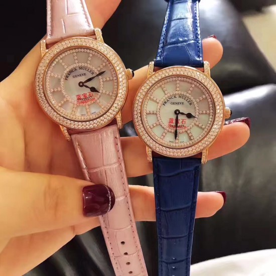 法兰克穆勒Franck muller ⏱FM新款镶钻简约女表✔️表壳表盘均选用进口5A水钻镶嵌、绝不掉钻‼️表盘很立体的双层字面、底层采用高端定制天然母贝、颜色炫彩自然、12个刻度用水钻镶嵌、立体感十足真皮表带、钢壳、进口石英机芯、蓝宝石水晶玻璃镜面、高品质、表盘直径约36毫米❗️这个夏天不离手的时尚单品 法兰克穆勒Franck muller ⏱FM新款镶钻简约女表✔️表壳表盘均选用进口5A水钻镶嵌、绝不掉钻‼️表盘很立体的双层字面、底层采用高端定制天然母贝、颜色炫彩自然、12个刻度用水钻镶嵌、立体感十足真皮表带、钢壳、进口石英机芯、蓝宝石水晶玻璃镜面、高品质、表盘直径约36毫米❗️这个夏天不离手的时尚单品
