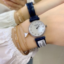 实拍 LONGINES【浪琴】新款女士腕表小巧精致，以钻石装饰、搭配色彩鲜明鳄鱼皮表带，优雅藏在细节里，时尚高雅的来凸显个人风格，优雅地停留在手腕，纯钢表壳，瑞士机芯，蓝宝石镜面，