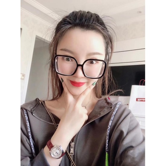 实拍 卡地亚钥匙系列新款即将出货,今天给大家推荐的这款卡地亚钥匙系列腕表保留了卡地亚的经典设计:阿拉伯数字时标和剑形蓝钢指针,形似钥匙的表冠顶端镶嵌一颗蓝宝石,雕纹表盘上带有太阳纹饰,6点钟位置为日期显示窗口,腕表搭配鳄鱼皮表带,进口自动机械机芯,316精钢表壳,31毫米尺寸,使用鲍鱼壳形,经典的设计辨识度很,并且适合任何场合佩戴,是一款性价比很高的腕表0机械鳄鱼皮 实拍 卡地亚钥匙系列新款即将出货,今天给大家推荐的这款卡地亚钥匙系列腕表保留了卡地亚的经典设计:阿拉伯数字时标和剑形蓝钢指针,形似钥匙的表冠顶端镶嵌一颗蓝宝石,雕纹表盘上带有太阳纹饰,6点钟位置为日期显示窗口,腕表搭配鳄鱼皮表带,进口自动机械机芯,316精钢表壳,31毫米尺寸,使用鲍鱼壳形,经典的设计辨识度很,并且适合任何场合佩戴,是一款性价比很高的腕表0机械鳄鱼皮