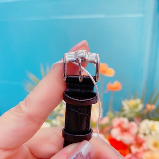 专柜同步发售欧米茄(OMEGA) 【精湛品质-女神专属】-女士精品腕表 碟飞典雅系列 原版复刻1:1,表款堪称是系列中最迷人的表款之一,尽显优雅气质与低调奢华,顶端表壳以316精钢打造,搭载日本进口西铁城机械 零返修 来自进口316钢表带 历经多道工序,防汗水,耐腐蚀 表盘-蓝宝石高清镜面 壳身整体超强立体感 精雕细琢,卓绝技艺 品质保证 尺寸:32mm厚11mm 时尚百搭,精致华贵呈现自然魅力 专柜同步发售欧米茄(OMEGA) 【精湛品质-女神专属】-女士精品腕表 碟飞典雅系列 原版复刻1:1,表款堪称是系列中最迷人的表款之一,尽显优雅气质与低调奢华,顶端表壳以316精钢打造,搭载日本进口西铁城机械 零返修 来自进口316钢表带 历经多道工序,防汗水,耐腐蚀 表盘-蓝宝石高清镜面 壳身整体超强立体感 精雕细琢,卓绝技艺 品质保证 尺寸:32mm厚11mm 时尚百搭,精致华贵呈现自然魅力