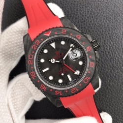劳力士Rolex Daytona翡翠夜光全碳纤维GMT横空出世 这款获得天文台认证的首款全碳纤维GMT搭载2836全自动机械 蓝宝石抗刮损水晶镜面 碳纤维字面 完美复刻 原装同步橡树胶带 原装扣  更加柔软舒适 方便佩戴 爱不释手的劳力士GMT 品不完的一劳永逸！！！