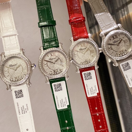 实拍 为你带来快乐——推出萧邦chopard Happy Sport满钻腕表!①卓越时计源于精湛工艺,双层蓝宝水晶玻璃之间,7颗施华洛世奇快乐彩钻活灵活现,完美诠释原装的韵味和感觉,镶满钻的表壳比例匀称,做工精湛,颗颗美钻饱满挺拔。②字面为了追求完美,耗时耗力,每一个刻度和英文logo都经过多次的独立开模,耗费多套模板,为你带来最接近原装的字面效果!③机芯采用进口石英机芯走时精准,④表带方面,为追求极致以及每一位客户的体验感,不惜成本采用牛皮皮表带,为你带来最高的体验手感制表技艺和宝石镶嵌完美融合! 实拍 为你带来快乐——推出萧邦chopard Happy Sport满钻腕表!①卓越时计源于精湛工艺,双层蓝宝水晶玻璃之间,7颗施华洛世奇快乐彩钻活灵活现,完美诠释原装的韵味和感觉,镶满钻的表壳比例匀称,做工精湛,颗颗美钻饱满挺拔。②字面为了追求完美,耗时耗力,每一个刻度和英文logo都经过多次的独立开模,耗费多套模板,为你带来最接近原装的字面效果!③机芯采用进口石英机芯走时精准,④表带方面,为追求极致以及每一位客户的体验感,不惜成本采用牛皮皮表带,为你带来最高的体验手感制表技艺和宝石镶嵌完美融合!