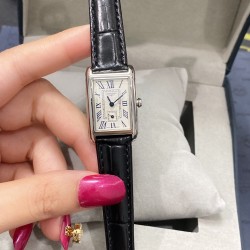 浪琴表黛绰维纳系列石英女士腕表，意式生活邂后现代优雅，精致优雅知性，高端配置，搭配进口石英机芯，拱形双卜蓝宝石玻璃镜面，精钢表壳，进口牛皮表带，表盘尺寸:20.8✖30mm