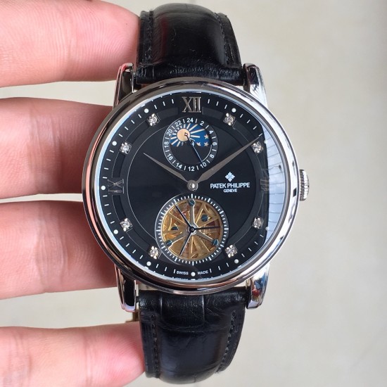 时尚新款 PATEK PHILIPPE【新年巨献 最高版本】百达翡丽超级多功能系列（功能 12字位日月星辰显示 6字位飞达显示）和原装一样的带水平压纹工艺，带荧光刻度 ，42mm直径。316L精钢镀金，原装进口镀膜水晶镜面。字面的外钻为施华洛世奇钻，通透闪亮，气质非凡。在目前技术范畴内尽可能接近原装，此款腕表让您驾驭所有场合。