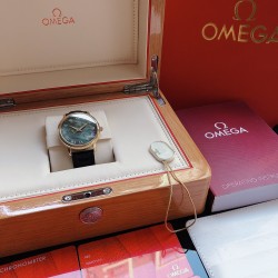 欧米茄 OMEGA L39 （精品推荐 高贵风格）豪气奔发类型：精品男士腕表（顶级）表带：真牛皮表带（耐用）机芯:进口机械机芯（稳定）材料：矿物质防刮镜面（耐磨）大气爆款 豪情风格 精湛品质 霸气归来尺寸：直径40mm厚度12mm  三杰精致推荐男士机械腕表 SJ为你精心设计超真实实物图拍摄