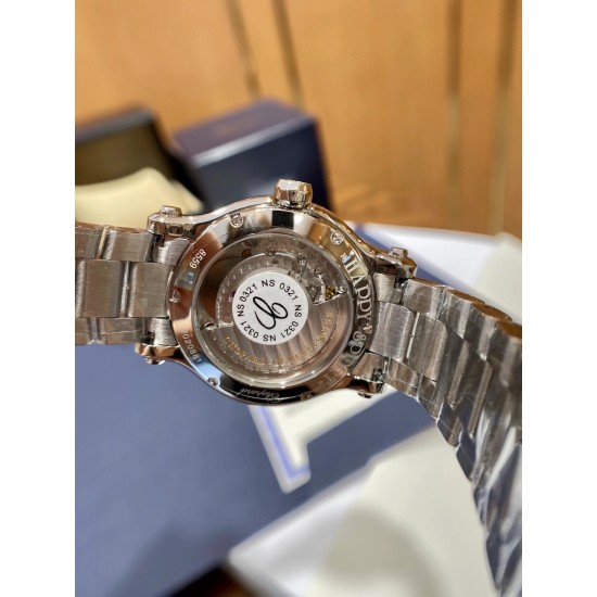 《YF出品》萧邦Happy Diamonds系列在女士腕表当中非常具有标志性,这款腕表拥有36和30毫米的腕表直径,对于大部分女士来说这个尺寸刚刚好。极具标志性的表壳设计搭配银色表盘,盘面上转动的钻石是萧邦Happy Diamonds最大的亮点设计所在。腕表搭载了自动上链机芯,能够为腕表提供42个小时的动力储存。。。YF臻品(2021新鲜上市):萧邦HAPPY DIAMONDS系列274893-5003腕表(精钢-玫瑰金-白色贝壳表盘,7颗彩色活动钻石,2892-2全自动机械,36毫米) 《YF出品》萧邦Happy Diamonds系列在女士腕表当中非常具有标志性,这款腕表拥有36和30毫米的腕表直径,对于大部分女士来说这个尺寸刚刚好。极具标志性的表壳设计搭配银色表盘,盘面上转动的钻石是萧邦Happy Diamonds最大的亮点设计所在。腕表搭载了自动上链机芯,能够为腕表提供42个小时的动力储存。。。YF臻品(2021新鲜上市):萧邦HAPPY DIAMONDS系列274893-5003腕表(精钢-玫瑰金-白色贝壳表盘,7颗彩色活动钻石,2892-2全自动机械,36毫米)