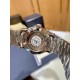 《YF出品》萧邦Happy Diamonds系列在女士腕表当中非常具有标志性,这款腕表拥有36和30毫米的腕表直径,对于大部分女士来说这个尺寸刚刚好。极具标志性的表壳设计搭配银色表盘,盘面上转动的钻石是萧邦Happy Diamonds最大的亮点设计所在。腕表搭载了自动上链机芯,能够为腕表提供42个小时的动力储存。。。YF臻品(2021新鲜上市):萧邦HAPPY DIAMONDS系列274893-5003腕表(精钢-玫瑰金-白色贝壳表盘,7颗彩色活动钻石,2892-2全自动机械,36毫米) 《YF出品》萧邦Happy Diamonds系列在女士腕表当中非常具有标志性,这款腕表拥有36和30毫米的腕表直径,对于大部分女士来说这个尺寸刚刚好。极具标志性的表壳设计搭配银色表盘,盘面上转动的钻石是萧邦Happy Diamonds最大的亮点设计所在。腕表搭载了自动上链机芯,能够为腕表提供42个小时的动力储存。。。YF臻品(2021新鲜上市):萧邦HAPPY DIAMONDS系列274893-5003腕表(精钢-玫瑰金-白色贝壳表盘,7颗彩色活动钻石,2892-2全自动机械,36毫米)