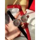 ❤️实拍 卡地亚-Cartier 满钻藤花系列腕表 双排钻侧身 搭配亮黑.红色鳄鱼皮瑞士石英机芯 蓝宝石水晶玻璃镜面 百搭经典尺寸35mm。表盘媚丽搭配并缀有彩色饰以密镶藤花的造型 奢华极致你值得拥有它。 ❤️实拍 卡地亚-Cartier 满钻藤花系列腕表 双排钻侧身 搭配亮黑.红色鳄鱼皮瑞士石英机芯 蓝宝石水晶玻璃镜面 百搭经典尺寸35mm。表盘媚丽搭配并缀有彩色饰以密镶藤花的造型 奢华极致你值得拥有它。
