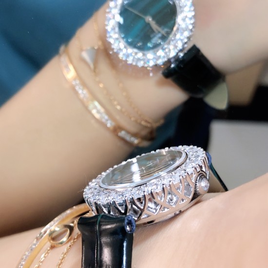 实拍 萧邦新款不断 重点推荐 重磅来袭 LHEUR DU DIAMANT珠宝镶系列，全套精钢镂空打造，光滑精致无暇，采用最新手法三爪镶石工艺，与原装正品一致，尺寸及细节完美至无可挑剔，整表美轮美奂由你任意搭配出行或各种宴会派对，该款专用进口机械机芯，整机保持原状态无改动，稳定性众所周知！表扣饱满不显臃肿，七颗钻石及整个表扣呈现的弧度与镂空的鸟巢壳身完美绝配，搭配之对应效果令你无可挑剔，表带制作精良，狠下本钱采用进口高光牛皮 一点也不逊于市场的一般鳄鱼皮。