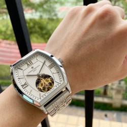 酒桶精品大飞轮新品⌚【最新】：江诗丹顿最佳设计独家首发【类型】：精品男士腕表【表带】：真牛皮表带【机芯】：高端全自动机械机芯【镜面】：矿物质强化玻璃（更高清）品味高雅 浩瀚大气 匠心独运 腕间瑰宝尺寸：直径42mm厚12mm热卖上市！欢迎转载！