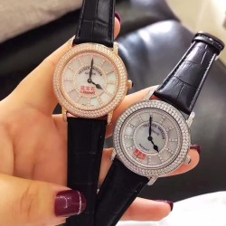 法兰克穆勒Franck muller ⏱FM新款镶钻简约女表✔️表壳表盘均选用进口5A水钻镶嵌、绝不掉钻‼️表盘很立体的双层字面、底层采用高端定制天然母贝、颜色炫彩自然、12个刻度用水钻镶嵌、立体感十足真皮表带、钢壳、进口石英机芯、蓝宝石水晶玻璃镜面、高品质、表盘直径约36毫米❗️这个夏天不离手的时尚单品