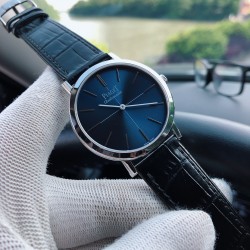 伯爵 PIAGET B0 超薄，直径40厚度8MM，采用改装高品质手翻机芯Cal.1400：原装一致夹板刻字，机芯稳定！蓝宝石水晶镜面，原装比例细节！特别注重手表的大小，弧度，抛光，刻字！ 外壳均采用真空电镀，特别是白金款式光亮不掉色，纯正316进口钢材使整表更有坠感，欢迎比对！双面进口意大利小牛皮和原装扣！ 三十米防水！三杰精致推荐男士超薄机械腕表 SJ为你精心打造超真实实物图拍摄