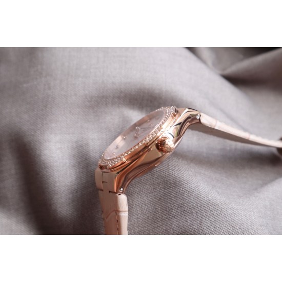 ★实拍 Vacheron Constantin江诗丹顿纵横四海系列OVERSEAS女款小号型2300v/2305v【表壳】表径3610.8mm 同步原装 质感细腻大方 蓝宝石镜面【字面】表盘经旭日纹缎面拉丝工艺处理 深邃优雅 18k金时标均带白色夜光涂层【机芯】CITIZEN8系列改Cal.5300机芯(机芯稳定零返修 )后原装18k纳米镀金质摆陀【表带扣】半马其他十字三片折叠式表扣 进口牛皮表带越欣赏 越懂欣赏 ★实拍 Vacheron Constantin江诗丹顿纵横四海系列OVERSEAS女款小号型2300v/2305v【表壳】表径3610.8mm 同步原装 质感细腻大方 蓝宝石镜面【字面】表盘经旭日纹缎面拉丝工艺处理 深邃优雅 18k金时标均带白色夜光涂层【机芯】CITIZEN8系列改Cal.5300机芯(机芯稳定零返修 )后原装18k纳米镀金质摆陀【表带扣】半马其他十字三片折叠式表扣 进口牛皮表带越欣赏 越懂欣赏