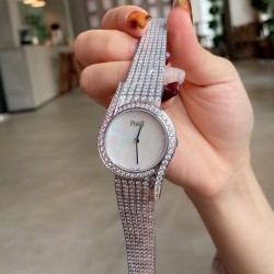 伯爵LIMELIGHT系列G0A38160女士腕表、原装瑞士石英机芯、316L精钢表壳、蓝宝石玻璃镜面、纯手工镶钻打造。尺寸：直径32mm厚7mm（市场最高版本）该款腕表备受女性喜爱，在不同的场合，映耀着她们各自的独特个性与迷人风彩你值得拥有