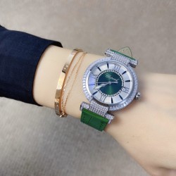 ★实拍 萧邦 CHOPARD IMPERIALE 系列腕表。独特风格带您走进一个新阶段并且成功塑造了崇尚自我表达和与众不同的生活化概念，316精钢材质，此表款全手工镶嵌施华洛世奇水晶钻，成为了美式奢侈生活风格的代表！进口石英机芯以及精细做工，佩戴贴手舒适，设计风格简约明朗。充满奢华璀璨的气息，光彩夺人、让你瞬间提升华丽的气质 ！