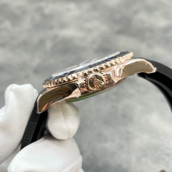 玫金游艇!ROLEX 劳力士 YACHT MASTER 游艇名仕型 116655 运动男表 精钢镀厚玫瑰金表壳 陶瓷表圈 可双向转动 旋入式表冠 蓝宝石镜面有日历放大镜6点位镭射皇冠防伪 橡胶表带 表带侧面有OYSTERFLEX字样雕刻 表带背面有导汗槽 Glidelock折叠保险表扣! 玫金游艇!ROLEX 劳力士 YACHT MASTER 游艇名仕型 116655 运动男表 精钢镀厚玫瑰金表壳 陶瓷表圈 可双向转动 旋入式表冠 蓝宝石镜面有日历放大镜6点位镭射皇冠防伪 橡胶表带 表带侧面有OYSTERFLEX字样雕刻 表带背面有导汗槽 Glidelock折叠保险表扣!