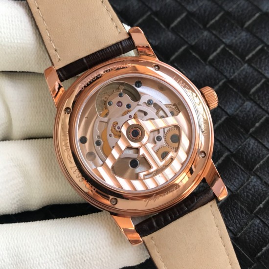 积家 大师系列 5082420(全自动真陀飞轮)2017日内瓦钟表全新推出积家Tourbillon陀飞轮系列腕表 这枚陀飞轮具有优雅的外观和精湛的工艺 表径42m 透过蓝宝石水晶玻璃底盖可一览积家全自动真陀飞轮机械机芯的律动之美 机芯以每一个28800次振频运转 积家 大师系列 5082420(全自动真陀飞轮)2017日内瓦钟表全新推出积家Tourbillon陀飞轮系列腕表 这枚陀飞轮具有优雅的外观和精湛的工艺 表径42m 透过蓝宝石水晶玻璃底盖可一览积家全自动真陀飞轮机械机芯的律动之美 机芯以每一个28800次振频运转