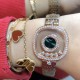 实拍 萧邦新增绿色表盘HAPPY DIAMONDS系列快乐钻腕表 3层蓝宝石玻璃镜面 我们就是自己的神话 原厂瑞士石英机芯 镜面内5颗快乐钻自由转动 活动钻石围绕表盘回旋起舞 制作精巧的表壳玩味透明概念 chopard家标志性的Happy钻石在两片蓝宝石水晶玻璃 形成的空间内自由滑动 充分展现自由和欢快的感觉 表壳顶端与底端各缀有一圈钻石 树叶形指针 较小的同心圆为珍珠母贝质地 呈圆满的球型 两个同心圆环上皆全手工镶有钻石 七颗灵动钻石如悬空漂浮一般 细节见真知。