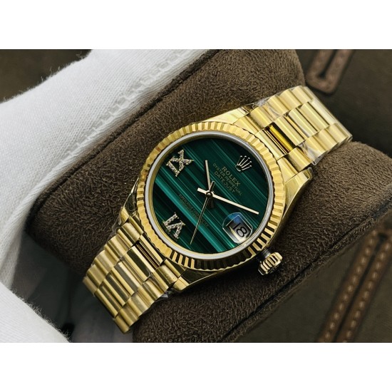 【EW Factory2021墙裂推荐】最美劳.力士Rolex蚝式恒动日志型31MM系列女士腕表!1⃣️搭配瑞士进口机芯,品质稳定可靠!2⃣️与原装一致厚度11毫米,表径31毫米!修正市场其它版本不足,市场其它版本尺寸厚度不对,一眼假!3⃣️天然孔雀石表面,每一块都是独一无二!4⃣️ 一体成型中层表壳,旋入式底盖及上链表冠!5⃣️顶级做工,每条表带与表耳完美契合,给予手腕最高的舒适度!每个极致的细节都是EW Factory匠心开发的精品精髓!欢迎您的品鉴! 【EW Factory2021墙裂推荐】最美劳.力士Rolex蚝式恒动日志型31MM系列女士腕表!1⃣️搭配瑞士进口机芯,品质稳定可靠!2⃣️与原装一致厚度11毫米,表径31毫米!修正市场其它版本不足,市场其它版本尺寸厚度不对,一眼假!3⃣️天然孔雀石表面,每一块都是独一无二!4⃣️ 一体成型中层表壳,旋入式底盖及上链表冠!5⃣️顶级做工,每条表带与表耳完美契合,给予手腕最高的舒适度!每个极致的细节都是EW Factory匠心开发的精品精髓!欢迎您的品鉴!