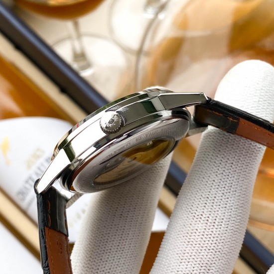浪琴 Longines 精品男士腕表,经典大三针设计,尊贵大气,绅士风范,卓越品质,热卖全城。采用全自动机械机芯,顶级316精钢表壳,进口小牛皮表带,矿物质超强镜面,尺寸40*13 浪琴 Longines 精品男士腕表,经典大三针设计,尊贵大气,绅士风范,卓越品质,热卖全城。采用全自动机械机芯,顶级316精钢表壳,进口小牛皮表带,矿物质超强镜面,尺寸40*13