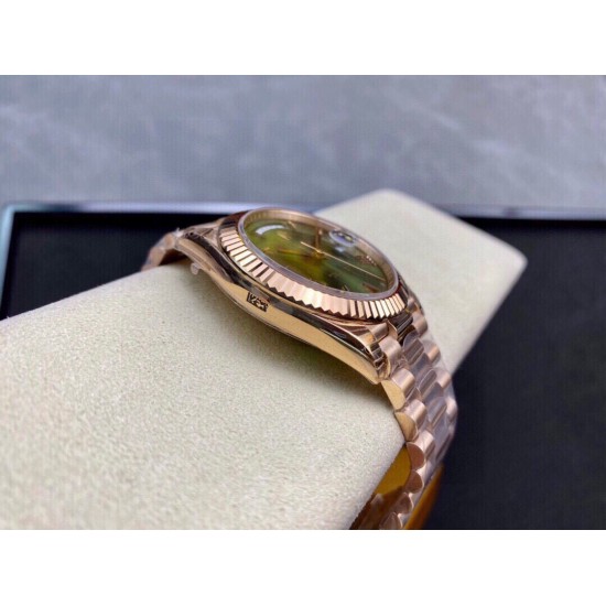 ROLEX 劳力士 星期日志型!1⃣️ 蓝宝石镜面,日历2.5倍放大镜,效果同步原版。2⃣️蚝式表壳结构,一体中层表壳,旋入式底盖及上链表冠。3⃣️结构尺寸厚度同步原装,直径40mm4⃣️搭载2836自动上链机芯,快调瞬跳星期日历、做到调时、厚度、结构同步原版。 ROLEX 劳力士 星期日志型!1⃣️ 蓝宝石镜面,日历2.5倍放大镜,效果同步原版。2⃣️蚝式表壳结构,一体中层表壳,旋入式底盖及上链表冠。3⃣️结构尺寸厚度同步原装,直径40mm4⃣️搭载2836自动上链机芯,快调瞬跳星期日历、做到调时、厚度、结构同步原版。