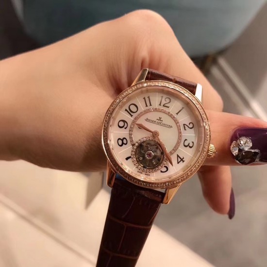 积家Rendez-Vous约会系列 全自动机械飞轮女士腕表,由天然深海珍珠贝母打造的表盘与精钢镶钻表圈交相辉映,散发着柔和的七彩光泽,而位于六时位置的飞轮则如优雅的腕上芭蕾,尽显独特女性魅力。高端配置,蓝宝石镜面,进口牛皮原装折叠扣,尺寸:宽33mm、厚11mm 积家Rendez-Vous约会系列 全自动机械飞轮女士腕表,由天然深海珍珠贝母打造的表盘与精钢镶钻表圈交相辉映,散发着柔和的七彩光泽,而位于六时位置的飞轮则如优雅的腕上芭蕾,尽显独特女性魅力。高端配置,蓝宝石镜面,进口牛皮原装折叠扣,尺寸:宽33mm、厚11mm