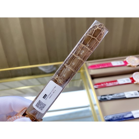 实拍 v18出品 狠货来袭 积家 约会大师 升级版最新24小时日月星辰 日月分明 女士腕表 珠宝镶钻设计风格首次使用高级珠宝的爪镶工艺而非常罕见轨道镶嵌!采用锆石材料。鲜艳光泽强!壳套:珠宝镶钻表壳、316L精钢玻璃:采用蓝宝石水晶表镜表盘:珍珠母贝镶钻表盘、台湾厂立体数字真钉立体!太阳月亮浮现出立体效果24小时日月分明表带:美洲鳄鱼皮表带尺寸:直径36mm,厚度8.8mm机芯:瑞士进口机芯体现出高贵优雅气质、材质进口质量保证零0⃣返修 实拍 v18出品 狠货来袭 积家 约会大师 升级版最新24小时日月星辰 日月分明 女士腕表 珠宝镶钻设计风格首次使用高级珠宝的爪镶工艺而非常罕见轨道镶嵌!采用锆石材料。鲜艳光泽强!壳套:珠宝镶钻表壳、316L精钢玻璃:采用蓝宝石水晶表镜表盘:珍珠母贝镶钻表盘、台湾厂立体数字真钉立体!太阳月亮浮现出立体效果24小时日月分明表带:美洲鳄鱼皮表带尺寸:直径36mm,厚度8.8mm机芯:瑞士进口机芯体现出高贵优雅气质、材质进口质量保证零0⃣返修