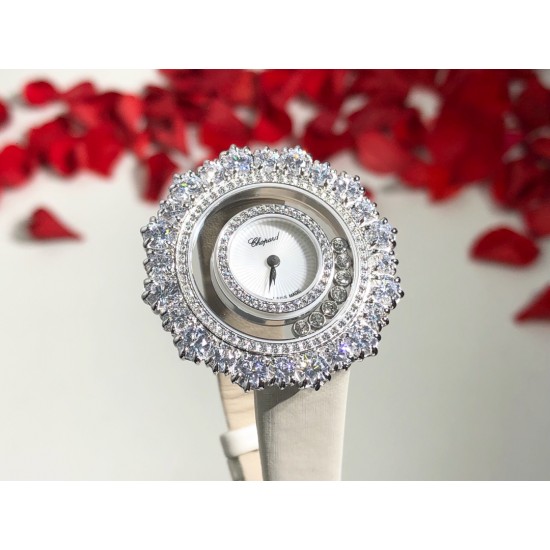 实拍 萧邦Happy Diamonds系列特别款 枫叶美丽并寓意着坚毅精神!即代表永恒爱情送给恋人,也代表对美好的回忆,可送给一路陪伴的朋友,还代表一种岁月的轮回。1比1超前做工同步首发!表面配置三块蓝宝石防刮玻璃,瑞士朗达机芯,尺寸:外径34mm内径14mm。表带14✖️12。 实拍 萧邦Happy Diamonds系列特别款 枫叶美丽并寓意着坚毅精神!即代表永恒爱情送给恋人,也代表对美好的回忆,可送给一路陪伴的朋友,还代表一种岁月的轮回。1比1超前做工同步首发!表面配置三块蓝宝石防刮玻璃,瑞士朗达机芯,尺寸:外径34mm内径14mm。表带14✖️12。
