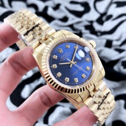 实物拍摄品牌：劳力士-ROLEX 日志型V3升级版  超强防水类型：[酷]男士腕表表壳：316精钢（做工优质）表带：顶级316精钢(两种可选)机芯：进口8215全自动机械机芯（走时稳定）玻璃：高级蓝宝石镜面(防划花)尺寸：直径38mm，厚度12mm