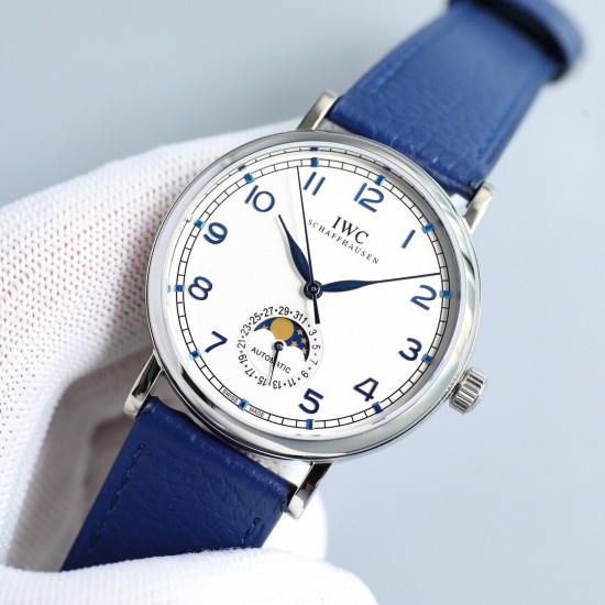 IWC 万国 柏涛菲诺系列,指针式日历功能,最受欢迎的简洁,优雅,大气的正装风范手表!6字位表盘为最新日历盘!【表壳】39毫米的表壳与正品一致!瑞士级精工打磨抛光!使得外观圆润饱满,细节到位!非常漂亮!【表盘】双卜蓝宝石表镜防眩光镀膜,表盘采用最经典的柳叶针,顶级工艺表盘!精心制作,完美还原!【机芯】独家采用进口2824机芯(精密技术做到同级别最薄)!走时精准耐用!【表带】意大利真皮纹表带! IWC 万国 柏涛菲诺系列,指针式日历功能,最受欢迎的简洁,优雅,大气的正装风范手表!6字位表盘为最新日历盘!【表壳】39毫米的表壳与正品一致!瑞士级精工打磨抛光!使得外观圆润饱满,细节到位!非常漂亮!【表盘】双卜蓝宝石表镜防眩光镀膜,表盘采用最经典的柳叶针,顶级工艺表盘!精心制作,完美还原!【机芯】独家采用进口2824机芯(精密技术做到同级别最薄)!走时精准耐用!【表带】意大利真皮纹表带!