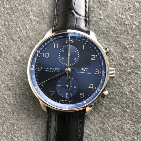ZF扛鼎新作——IWC万国表葡萄牙系列IW371605腕表(2019年大改款葡计) 【精彩细节】1.精致背透,机芯可一览无余2.新版表扣设计更加舒适精妙3.定制版CAL.69355机芯,无理由实现原装所有功能【表壳】腕表尺寸41mmX13mm1.ZF早已烂熟于胸的万国打磨技艺,实力演绎IWC的原汁原味2.前后两片蓝宝石水晶玻璃,通透无比3.比例和版型经过多次校正,做到与正品一致贴合手腕清新俊逸 品貌非凡ZF出品 必属精品 ZF扛鼎新作——IWC万国表葡萄牙系列IW371605腕表(2019年大改款葡计) 【精彩细节】1.精致背透,机芯可一览无余2.新版表扣设计更加舒适精妙3.定制版CAL.69355机芯,无理由实现原装所有功能【表壳】腕表尺寸41mmX13mm1.ZF早已烂熟于胸的万国打磨技艺,实力演绎IWC的原汁原味2.前后两片蓝宝石水晶玻璃,通透无比3.比例和版型经过多次校正,做到与正品一致贴合手腕清新俊逸 品貌非凡ZF出品 必属精品