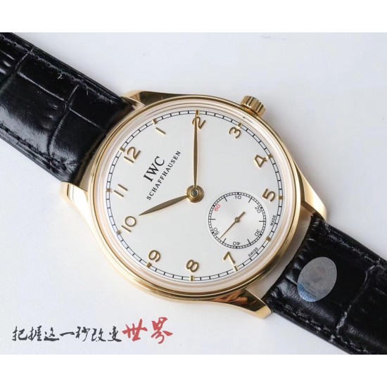 IWC 万国(葡萄牙系列)V3版 IW545408型腕表,简称“琼斯之剑”。正品开模,干练整洁,专为男士打造的腕表。锅盖蓝宝石玻璃,手动上弦的滴答声,背透镶嵌的红宝石,来回摆动的游丝走线,纯粹的机械之美,都让每个狂热的机械爱好者深深着迷!表盘尺寸:44毫米X10机芯类型:手动机㭜系列型号:98295动力储存:46小时表镜材质:兰宝石玻璃表带材质:意大利小牛皮表扣类型:针扣后盖表底:透底功能风格:6位小秒针,纯粹机械之美! IWC 万国(葡萄牙系列)V3版 IW545408型腕表,简称“琼斯之剑”。正品开模,干练整洁,专为男士打造的腕表。锅盖蓝宝石玻璃,手动上弦的滴答声,背透镶嵌的红宝石,来回摆动的游丝走线,纯粹的机械之美,都让每个狂热的机械爱好者深深着迷!表盘尺寸:44毫米X10机芯类型:手动机㭜系列型号:98295动力储存:46小时表镜材质:兰宝石玻璃表带材质:意大利小牛皮表扣类型:针扣后盖表底:透底功能风格:6位小秒针,纯粹机械之美!