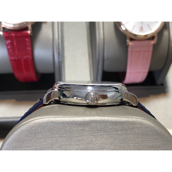 实拍【IWC 2019推出女士全新 Portofino波涛菲诺系列】1⃣️:壳套尺寸34mm/8.8mm采用316精钢材质打磨,每个壳套全程CNC处理所有细节达到完美2⃣️:采用进口日本9015天文台级别经过本厂严格把控 调试 达到零返修稳定性3⃣️:采用瑞士蓝宝石镜面 通透明亮4⃣️字面采用简洁的条丁罗马和表盘十二颗 设计呈现出精致典雅之感5⃣️:表带采用原装快速更换系统 搭配意大利小牛皮皮质柔软细腻:有六种颜色可选(绿色,兰色,黑色,深棕,酒红,粉色)6⃣️:原装表扣采用316精钢材质打磨 实拍【IWC 2019推出女士全新 Portofino波涛菲诺系列】1⃣️:壳套尺寸34mm/8.8mm采用316精钢材质打磨,每个壳套全程CNC处理所有细节达到完美2⃣️:采用进口日本9015天文台级别经过本厂严格把控 调试 达到零返修稳定性3⃣️:采用瑞士蓝宝石镜面 通透明亮4⃣️字面采用简洁的条丁罗马和表盘十二颗 设计呈现出精致典雅之感5⃣️:表带采用原装快速更换系统 搭配意大利小牛皮皮质柔软细腻:有六种颜色可选(绿色,兰色,黑色,深棕,酒红,粉色)6⃣️:原装表扣采用316精钢材质打磨