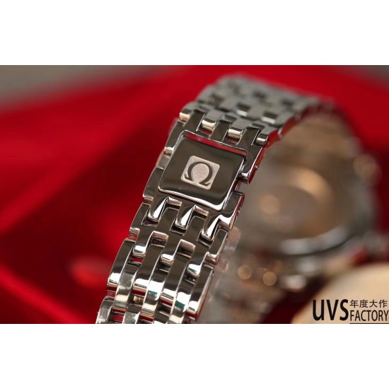 实拍 UVS正品开模!欧米茄碟飞系列424.10.33.20.55.002 装海欧2892机芯,与原装2500机芯是一致的,包括了把中位的高低,调历与跳历的方向,2500的调历是往下转动日历由右向左跳动的。表壳的4条修边线,需粗磨走cnc再细磨,不是老师傅是没法磨出如此线条,和镜面般的效果的。底盖的时间之神.克洛诺斯.浮雕,是最考功夫的,底盖经过11次改模,只为追求那一份完美,耗时13个月,终于做到了原版一致的图案,精致栩栩如生。尺寸32.7mm。 实拍 UVS正品开模!欧米茄碟飞系列424.10.33.20.55.002 装海欧2892机芯,与原装2500机芯是一致的,包括了把中位的高低,调历与跳历的方向,2500的调历是往下转动日历由右向左跳动的。表壳的4条修边线,需粗磨走cnc再细磨,不是老师傅是没法磨出如此线条,和镜面般的效果的。底盖的时间之神.克洛诺斯.浮雕,是最考功夫的,底盖经过11次改模,只为追求那一份完美,耗时13个月,终于做到了原版一致的图案,精致栩栩如生。尺寸32.7mm。