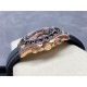 新品!ROLEX 劳力士 迪通拿4131整个系列迎来了全新的改变,具体有以下几点改变:1刻度时标变得更加纤细2计时表盘更加优雅纤细3 六点位增加皇冠标志4陶瓷圈新增金属外圈5表壳新一代表耳有更强的曲线效果6机芯升级从4130升级为41311.表盘所有颜色均与原版一致,无色差!每个时标刻度都精抛倒角打磨的基础上采用铂金电镀做到永久不退色!盘面字体清晰分明立体感十足! 新品!ROLEX 劳力士 迪通拿4131整个系列迎来了全新的改变,具体有以下几点改变:1刻度时标变得更加纤细2计时表盘更加优雅纤细3 六点位增加皇冠标志4陶瓷圈新增金属外圈5表壳新一代表耳有更强的曲线效果6机芯升级从4130升级为41311.表盘所有颜色均与原版一致,无色差!每个时标刻度都精抛倒角打磨的基础上采用铂金电镀做到永久不退色!盘面字体清晰分明立体感十足!