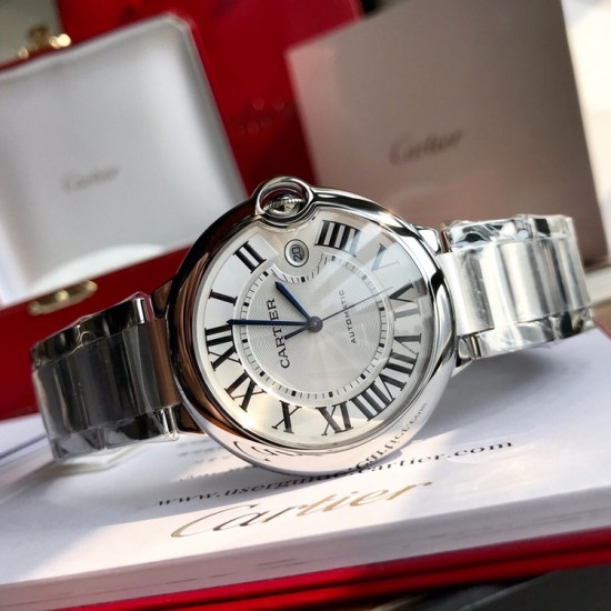 卡地亚 蓝气球「 Cartier 」凹面弧形表壳,扭索雕纹表盘,剑形指针,在卡地亚制表世界中,Ballon Bleu 蓝气球腕表以风格细腻,格调高雅著称。 卡地亚 蓝气球「 Cartier 」凹面弧形表壳,扭索雕纹表盘,剑形指针,在卡地亚制表世界中,Ballon Bleu 蓝气球腕表以风格细腻,格调高雅著称。