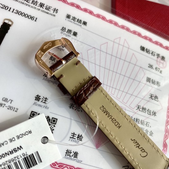新款首发!卡地亚18K玫瑰金时尚女士金表到货!Ronde de Cartier(卡地亚伦敦)系列,表圈镶嵌54颗VS1.2足反天然真钻,每一颗都是经过GTC权威机构检验,证书联网可查真伪,确保每颗钻石真材实料!原装瑞士石英机芯,表径29mm;表壳、表扣包18K玫瑰金,再无掉色之忧;把的镶嵌天然尖晶石,散发的淡淡蓝光令人陶醉;高温淬火烧钢蓝指针,美洲鳄鱼皮表带更彰显腕表高贵优雅气质!独家货源!另赠送同款美洲鳄鱼皮表带一副,买到就是赚到!配卡地亚新款包装一手价出! 新款首发!卡地亚18K玫瑰金时尚女士金表到货!Ronde de Cartier(卡地亚伦敦)系列,表圈镶嵌54颗VS1.2足反天然真钻,每一颗都是经过GTC权威机构检验,证书联网可查真伪,确保每颗钻石真材实料!原装瑞士石英机芯,表径29mm;表壳、表扣包18K玫瑰金,再无掉色之忧;把的镶嵌天然尖晶石,散发的淡淡蓝光令人陶醉;高温淬火烧钢蓝指针,美洲鳄鱼皮表带更彰显腕表高贵优雅气质!独家货源!另赠送同款美洲鳄鱼皮表带一副,买到就是赚到!配卡地亚新款包装一手价出!