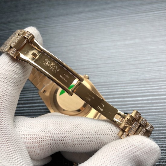 劳力士ROLEX R40 SF Factory 新款Oyster Perpetual Pearlmaster 39(蚝式恒动Pearlmaster 39)腕表,堪为宝石镶嵌腕表系列之瑰宝。 永恒黄金腕表镶嵌最珍稀的钻石,充分展现劳力士在宝石镶嵌方面的非凡技艺。品牌:Rolex劳力士系列:蚝式恒动腕表机芯:全自动机械表带:镶钻精钢表链尺寸:43.5 x 13mm材料:316精钢+蓝宝石玻璃 三杰精致推荐男士机械腕表 SJ为你精心打造超真实实物图拍摄 劳力士ROLEX R40 SF Factory 新款Oyster Perpetual Pearlmaster 39(蚝式恒动Pearlmaster 39)腕表,堪为宝石镶嵌腕表系列之瑰宝。 永恒黄金腕表镶嵌最珍稀的钻石,充分展现劳力士在宝石镶嵌方面的非凡技艺。品牌:Rolex劳力士系列:蚝式恒动腕表机芯:全自动机械表带:镶钻精钢表链尺寸:43.5 x 13mm材料:316精钢+蓝宝石玻璃 三杰精致推荐男士机械腕表 SJ为你精心打造超真实实物图拍摄