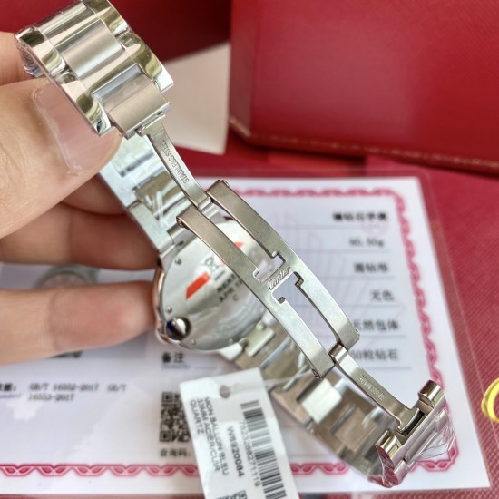 新款33钻表!又一重磅来袭!卡地亚真钻蓝气球欧洲渠道,每到年底国外很多代工都会流点这种很贵的表出来,同属石英机芯,33mm表盘,表壳镶嵌50颗vs1.5真钻!每只都有国家机构出具的证书,确保每一块都是真材实料真钻石,参数具体详尽,远非市场那些假证书可比,每一张证书的检测编号都是唯一编号,一一对应,绝无重复,机构官方网站可查阅!这个价格买钻石都值,更不要说买这个牌子的表,送礼是绝对赞到爆!要的速度了! 新款33钻表!又一重磅来袭!卡地亚真钻蓝气球欧洲渠道,每到年底国外很多代工都会流点这种很贵的表出来,同属石英机芯,33mm表盘,表壳镶嵌50颗vs1.5真钻!每只都有国家机构出具的证书,确保每一块都是真材实料真钻石,参数具体详尽,远非市场那些假证书可比,每一张证书的检测编号都是唯一编号,一一对应,绝无重复,机构官方网站可查阅!这个价格买钻石都值,更不要说买这个牌子的表,送礼是绝对赞到爆!要的速度了!
