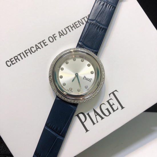 实拍 伯爵-PIAGET 女士腕表 瑞士石英机芯 316L精钢表壳 真牛皮表带 尺寸34*8mm 蓝宝石玻璃镜面 简约的设计,大胆而多彩的配色,以及旋转表圈是伯爵品牌 Possession腕表的特质所在。通过品牌制表师们天马星空的创意,将各个亮色的表带与贵金属、钻石、精钢材质相融,通过圆形盘面的演绎,令全新的 Possession腕表越发闪耀夺目,给人眼前一亮之感。 实拍 伯爵-PIAGET 女士腕表 瑞士石英机芯 316L精钢表壳 真牛皮表带 尺寸34*8mm 蓝宝石玻璃镜面 简约的设计,大胆而多彩的配色,以及旋转表圈是伯爵品牌 Possession腕表的特质所在。通过品牌制表师们天马星空的创意,将各个亮色的表带与贵金属、钻石、精钢材质相融,通过圆形盘面的演绎,令全新的 Possession腕表越发闪耀夺目,给人眼前一亮之感。